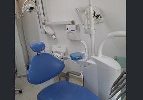 Le cabinet dentaire de Gagny dispose de 2 salles de soins : Une salle est spécialement dédiée aux traitements endodontiques et à la chirurgie implantaire.